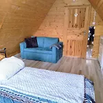 Uroczny Z Duzym Ogrodem I Tarasem Blisko Jeziora, Cisza I Spokoj Omin